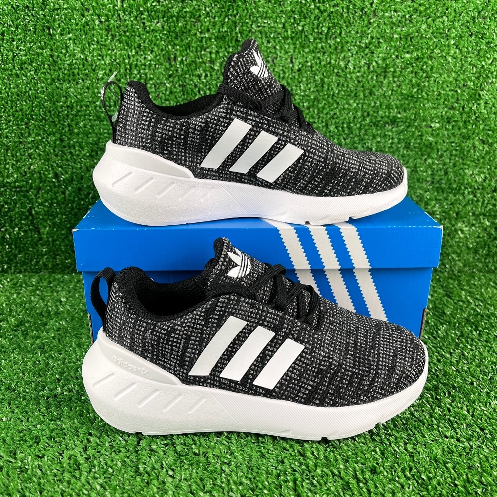NEW Adidas Swift Run 22 Black White Lace Up Sneakers Youth 3Y